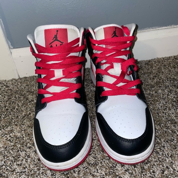 BIG KIDS' AIR JORDAN RETRO 1 MID CASUAL SHOES

White/Gym Red/Black - Picture 3 of 6